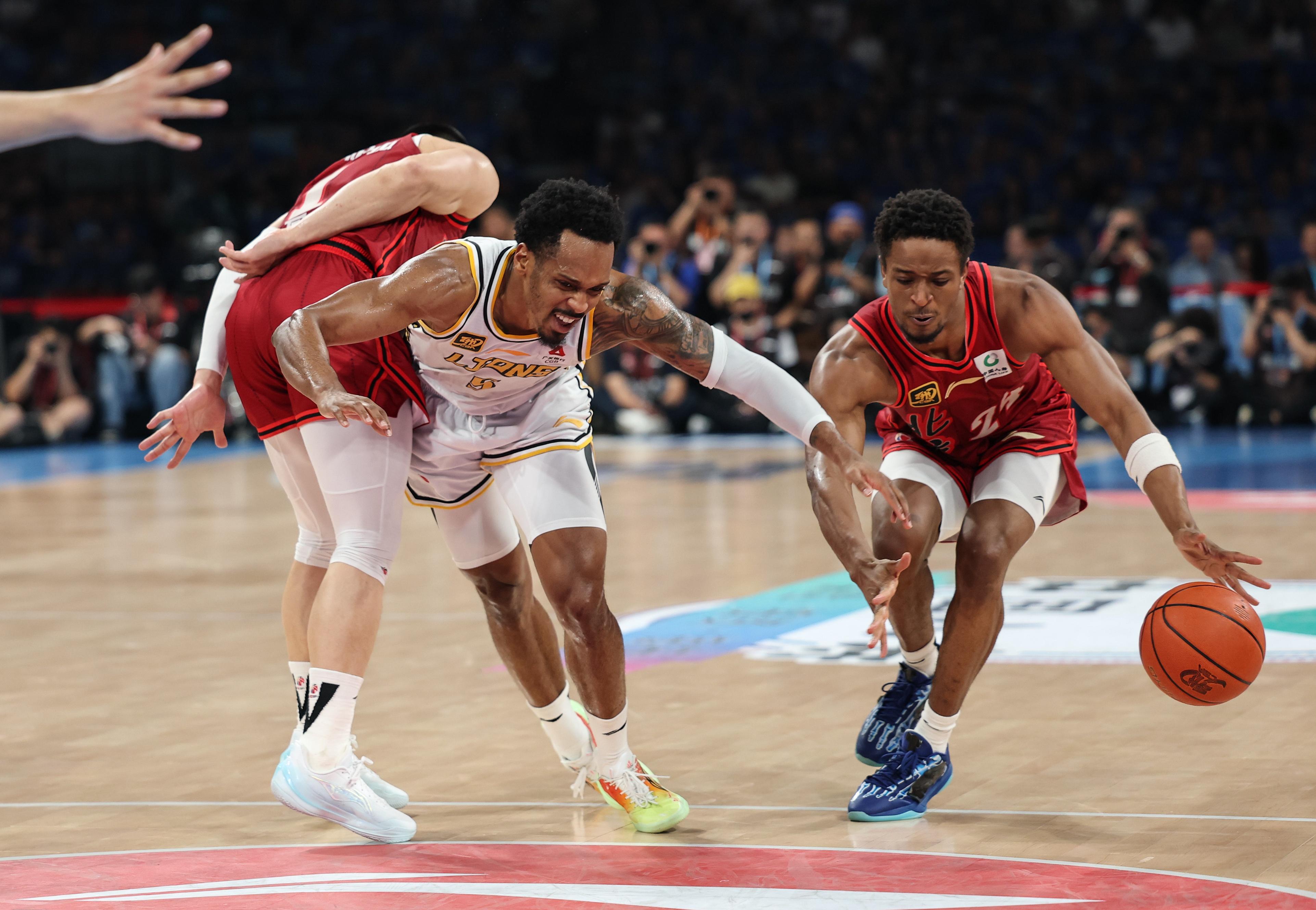 布鲁克林篮网训练开放日，冲刺阶段内部沟通引欢呼，CBA常规赛在即，球队文化再被提及的简单介绍